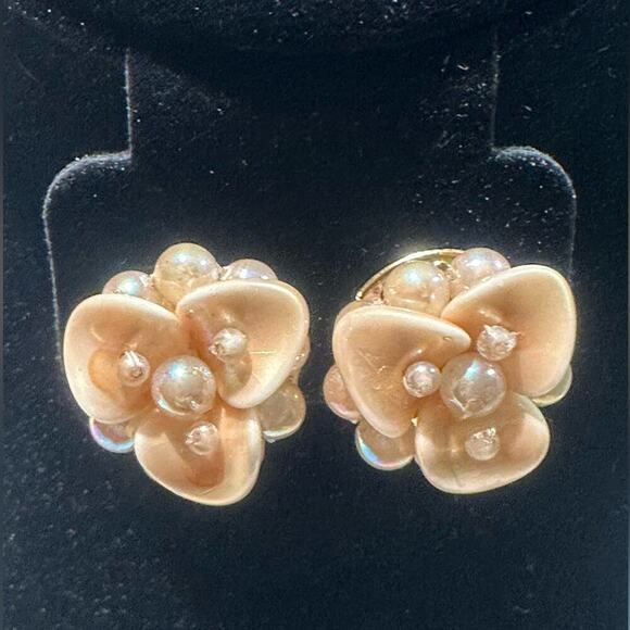 Lucite Flower with Pearl Clip on Earrings. Vintage - Picture 1 of 5